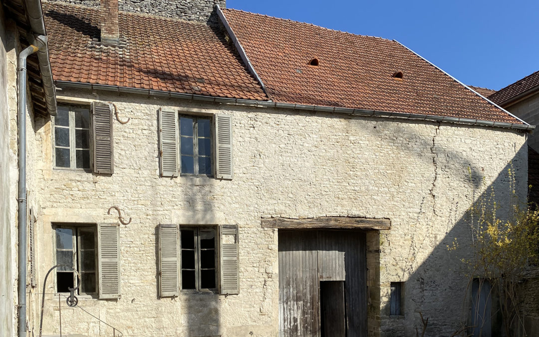 Maison ancienne et dépendance Til Châtel // Vendu