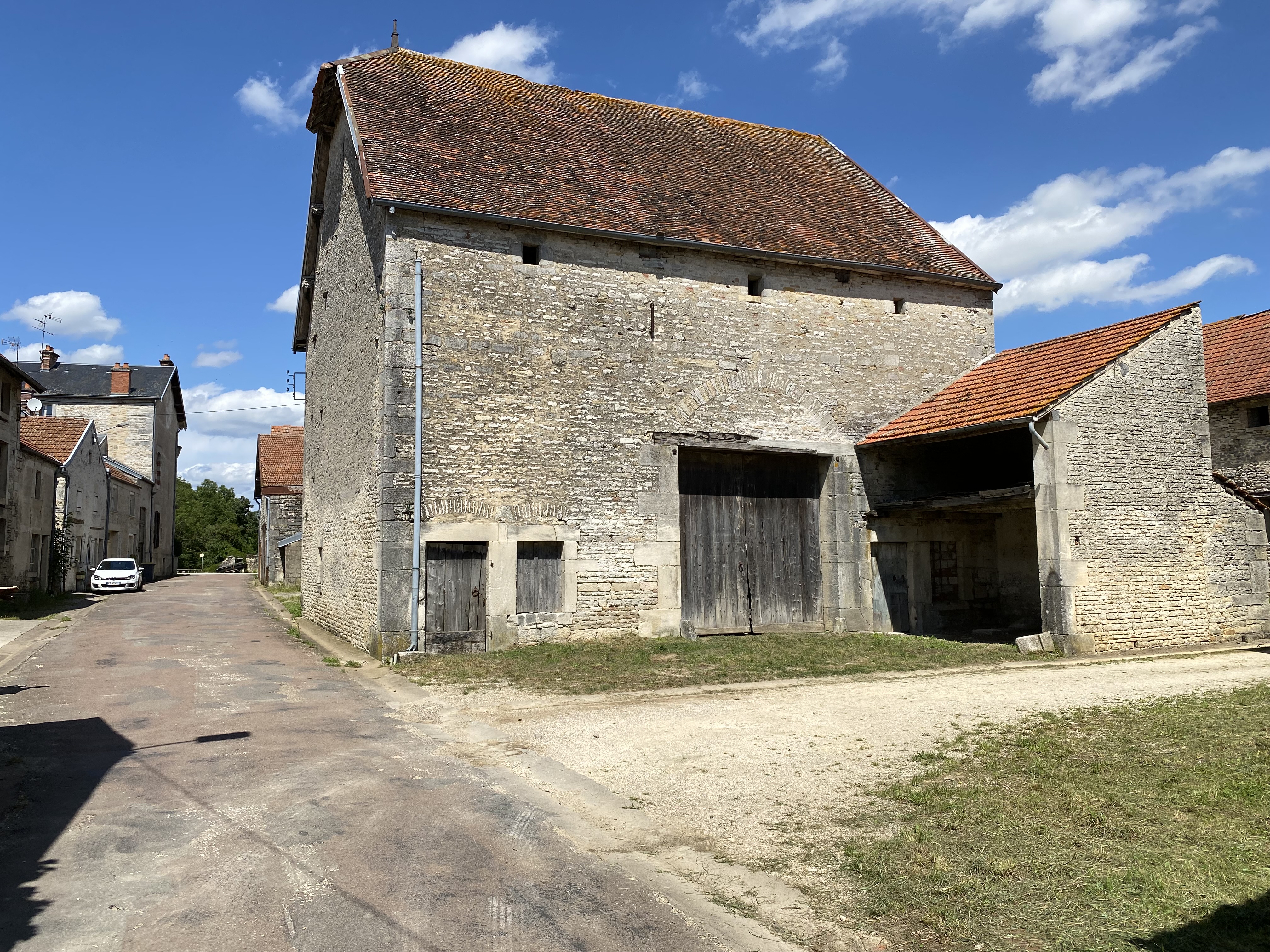 Grande grange ancienne à Til Châtel // 79.000€